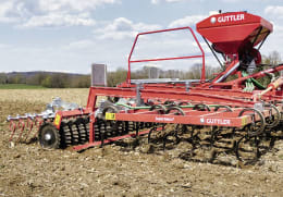 Lifestyle: GÜTTLER® Großfederzinkenegge Super Maxx® Culti Dreipunktanbau