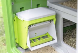 Produktbild: Futterautomat mit Trittklappe in Grün-Weiß, geöffnet mit sichtbarer Futterschale für Hühner