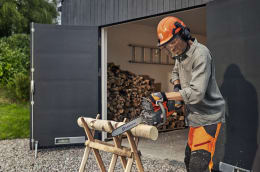 Lifestyle: Husqvarna® Akku-Kettensäge 225i Schienenlänge 35 cm