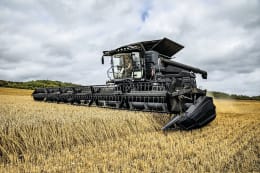 Lifestyle: Fendt Mähdrescher IDEAL bei der Getreideernte auf einem Feld