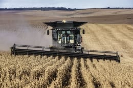 Lifestyle: Fendt Mähdrescher IDEAL bei der Getreideernte auf dem Feld