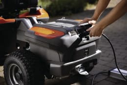 Lifestyle: Husqvarna® Akku Rider R 200iX
