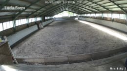 Lifestyle: Kameraaufnahme einer Reithalle, aufgenommen mit LUDA.FARM FarmCam Mobility S IP-Kamera