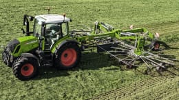 Lifestyle: Fendt Schwader Former 2 Kreisel, Schwad mittig, mit Transportfahrwerk