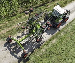 Lifestyle: Fendt Schwader Former 2 Kreisel, Schwad mittig, mit Transportfahrwerk