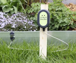 Lifestyle: Schneckenzaun SnailStop im Garten um ein Beet installiert