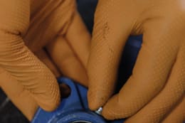 Produktbild: Orange Nitril-Einmalhandschuhe mit strukturierter Griffoberfläche