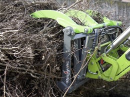 Lifestyle: Greifzange beim Transport von Busch- und Strauchwerk an Maschine montiert