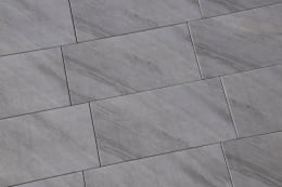 Lifestyle: casafino Terrassenplatte Print Vulcano Schwarz, 80 x 40 x 4,2 cm