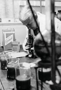 Lifestyle: Historische Laborszene mit Castrol Motoröl im Hintergrund