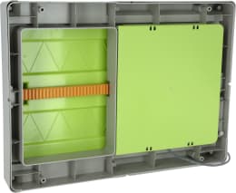 Produktbild: Automatische Hühnerklappe mit Zahnstangenantrieb und grüner Klappe in grauem Gehäuse
