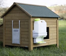 Lifestyle: SmartCoop Geflügeltränke 10 l inkl. Wandhalter, für Geflügelställe