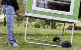 Lifestyle: KERBL Hühnerstall MobileCoop Kunststoff mit erhöhtem Aufbau und Rollen, 119 x 96 x 162 cm