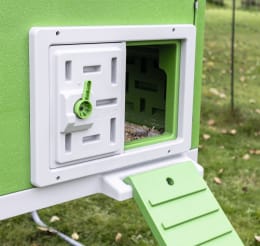Lifestyle: KERBL Hühnerstall MobileCoop Kunststoff mit erhöhtem Aufbau und Rollen, 119 x 96 x 162 cm