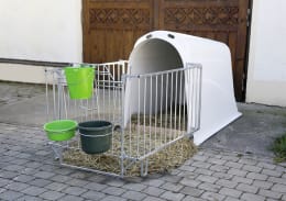 Lifestyle: KERBL Kälberiglu CalfHouse Master Plus für 1 Kalb, mit Umzäunung
