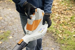 Lifestyle: STIHL Akku-Laubsauger SHA 56 Luftdurchsatz 490 – 558 m³/h