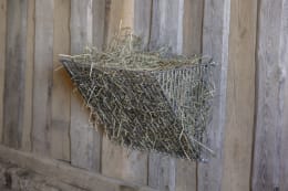 Lifestyle: KERBL Heuraufe 67,5 x 41 x 45,5 cm, Wandmontage, für Ponys, Schweine, Ziegen, Schafe, Alpakas