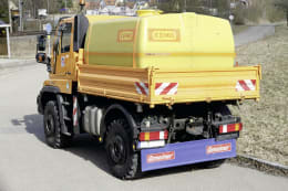 Produktbild: Cemo Fass 5.000 l GFK rechteckig gelb mit Stahlkufen auf LKW-Ladefläche