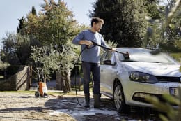 Lifestyle: Mann reinigt Auto mit STIHL Hochdruckreiniger RE 100 Plus Control mit Bürstenwalze