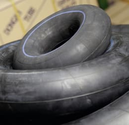 Produktbild: Schwarzer Reifenschlauch mit Ventil