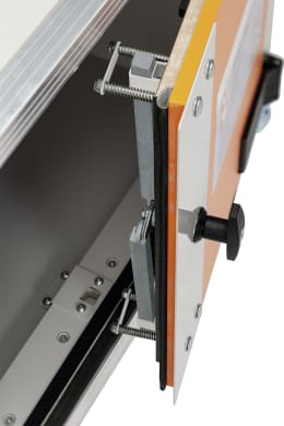 Produktbild: Cemo Akku-Schrank, Detailansicht der Türdichtung und Verschlussmechanik