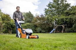 Produktbild: STIHL Akku-Rasenmäher RMA 448 PV Schnittbreite 46 cm mit Akku und Ladegerät, 6358 200 0035
