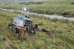Lifestyle: Pfanzelt Forstraupe Moritz im Einsatz bei der Landschaftspflege am Gewässerrand
