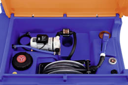 Produktbild: Mobile AdBlue-Tankanlage mit 230V-Pumpe, Schlauch und Zählwerk in blau-orangem Gehäuse, Draufsicht