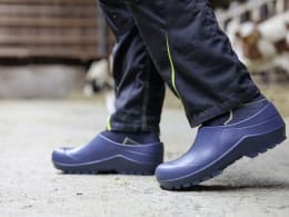 Lifestyle: Person trägt blaue nora Gartenschuhe Comfy bei der Gartenarbeit