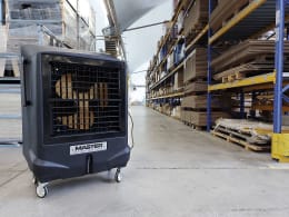 Produktbild: Master® Luftkühler BC 121 in grau mit Rollen in Lagerhalle