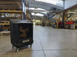Produktbild: Master® Luftkühler BC 121 in schwarz mit Rollen in Lagerhalle