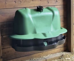 Lifestyle: horizont Geflügeltränke Smart 12 l Wandmontage, Kunststoff (UV-beständig) grün, schwarz
