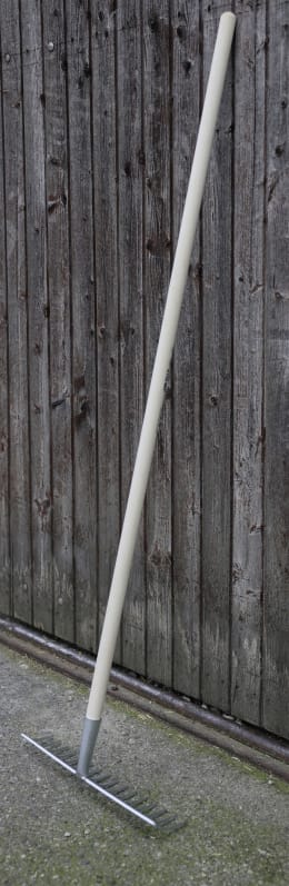 Produktbild: KERBL Straßenrechen aus verzinktem Stahl mit langem Holzstiel