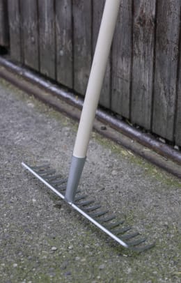 Produktbild: KERBL Straßenrechen aus verzinktem Stahl mit hellem Holzstiel