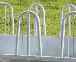 Lifestyle: Patura Heuraufe Compact 2,00 x 2,00 m, 12 Fressplätze Sicherheits-Palisadenfressgitter, für Pferde, Rinder