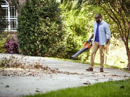Lifestyle: Husqvarna® Akku-Laubbläser 230iB