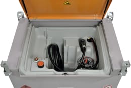 Produktbild: Mobile Cemo Diesel-Tankanlage 440 l mit geöffnetem Deckel und Pumpenausstattung