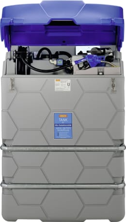 Produktbild: Cemo AdBlue-Tankanlage mit blauem Deckel, Zapfpistole und integrierter Pumpe, Frontansicht geöffnet