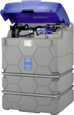 Produktbild: Cemo AdBlue-Tankanlage Cube Outdoor Premium mit geöffnetem Deckel, Pumpe und Zapfpistole