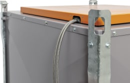 Produktbild: Detailansicht Schnellkupplung an mobiler Cemo Diesel-Tankanlage mit Metallschlauch und Stahlrahmen