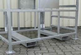Produktbild: Verzinkte Arbeitsbühne mit Geländer und Stapleraufnahme für Gabelstapler