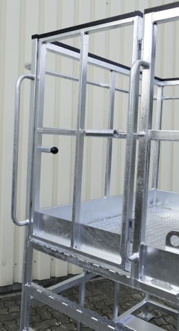 Produktbild: Verzinkte Arbeitsbühne mit Geländer und Stapleraufnahme