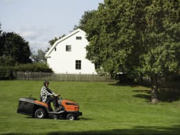 Lifestyle: Husqvarna® Rasentraktor TC 220T 14,4 kW (19,6 PS), mit Mähdeck 108 cm