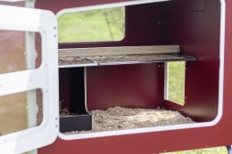 Lifestyle: KERBL Hühnerstall MobileCoop Holz mit erhöhtem Aufbau und Rollen, 113 x 92 x 138 cm