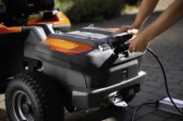 Produktbild: Husqvarna Batterieladegerät für Aufsitzmäher im Einsatz