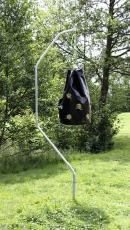 Lifestyle: KERBL Bodenhalter für Bremsenfalle TaonX, Fliegenfalle FlyCage, Heunetz, Futtersack Hay Bag uvm.