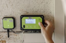 Produktbild: SmartCoop Hühnerklappe horizontal, mit Zahnstangenantrieb für Geflügelställe