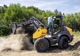 Produktbild: MECALAC Schwenklader AS850 Hubkraft 4.000 daN, 55,4 kW (75 PS) bei 2.300 min⁻¹, 0 – 20 km/h, Z-Kinematik