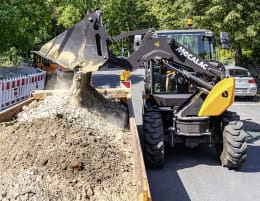 Produktbild: MECALAC Schwenklader AS600 Hubkraft 2.000 daN, 36,4 kW (49,5 PS) bei 2.300 min⁻¹, 0 – 20 km/h, P-Kinematik