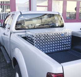 Lifestyle: ALUTEC Transportbox aus Aluminium mit Riffelblech auf Ladefläche eines Pick-up-Fahrzeugs